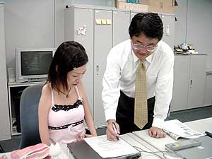 写真：「原稿は修正指示が入り真っ赤になって戻ってきます」とあゆさん。右は、神奈川新聞社デジタルメディア局カナロコ編集部　中嶌弘孝部長。